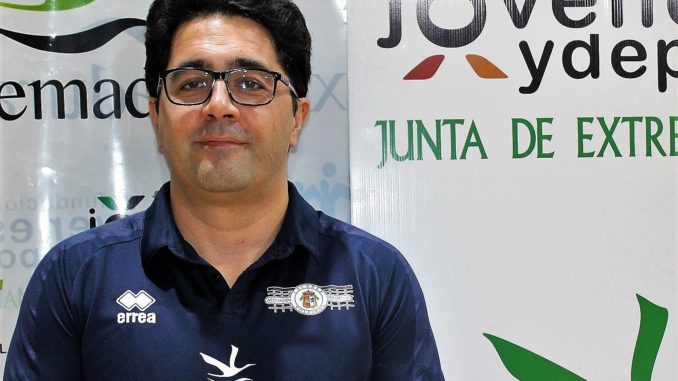 El Extremadura CCPH renueva a OSCAR PULIDO como entrenador para la próxima Superliga2