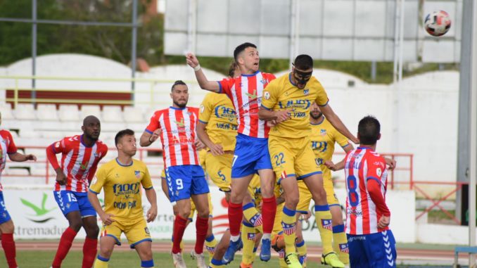 Jugada a balón parado del CD Don Benito