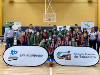 Ambos equipos tras la entrega de trofeos