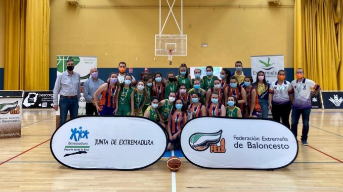 Ambos equipos tras la entrega de trofeos