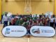 Ambos equipos tras la entrega de trofeos