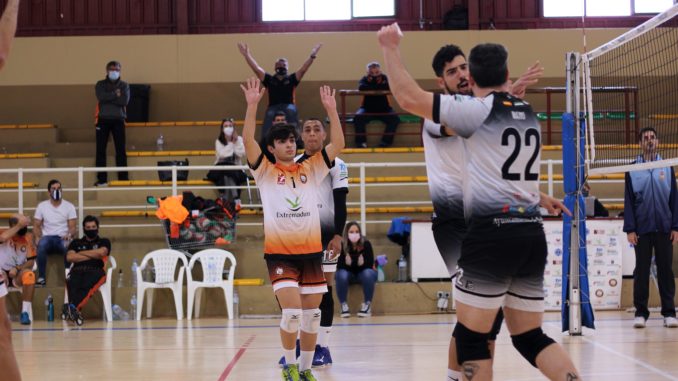 El joven líbero Álvaro Carrero continúa en el CD Badajoz Extremadura