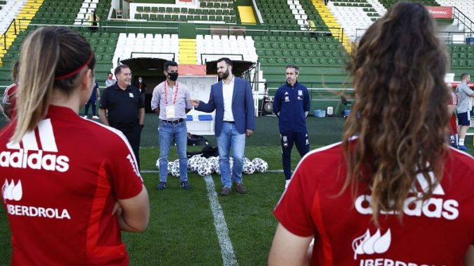El Alcalde de Cáceres Luis Salaya recibe a la Selección española Femenina