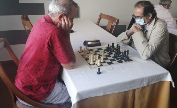 Manolo Ruiz con las piezas negras