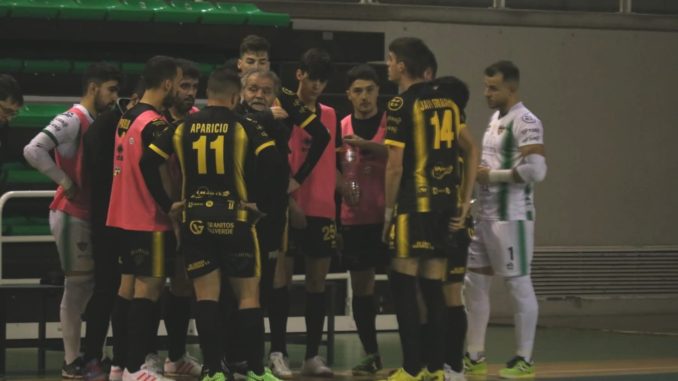 ANTONIO SALGUERO DANDO INSTRUCCIONES EN UN TIEMPO MUERTO