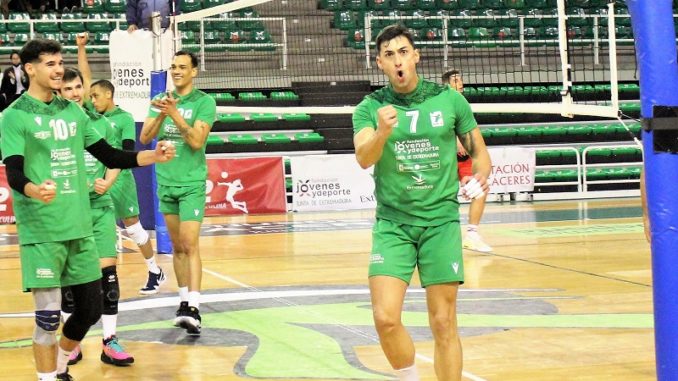 David Domenech festaja un punto durante el partido frente a CV Vigo