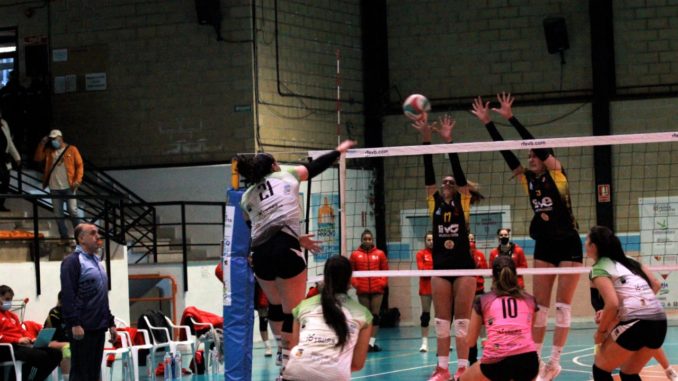 Janine Sandell en un ataque en el partido de la primera vuelta ante La Laguna (Nina Bañegil).