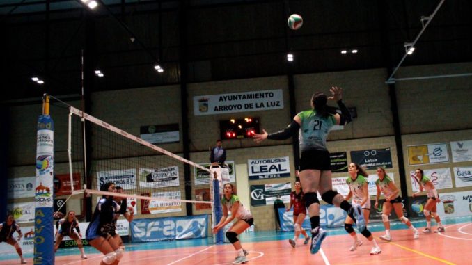 Ataque de Janine Sandell ante Zalaeta la pasada temporada (Nina Bañegil).