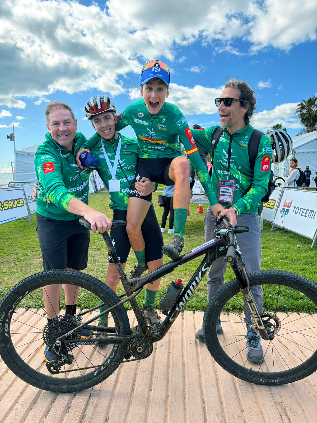 ExtremaduraEcopilas celebrando triunfo en Oropesa